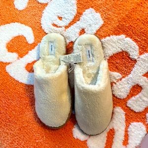 NWT - Old Navy Cream Faux Fur Slippers - Size: 8